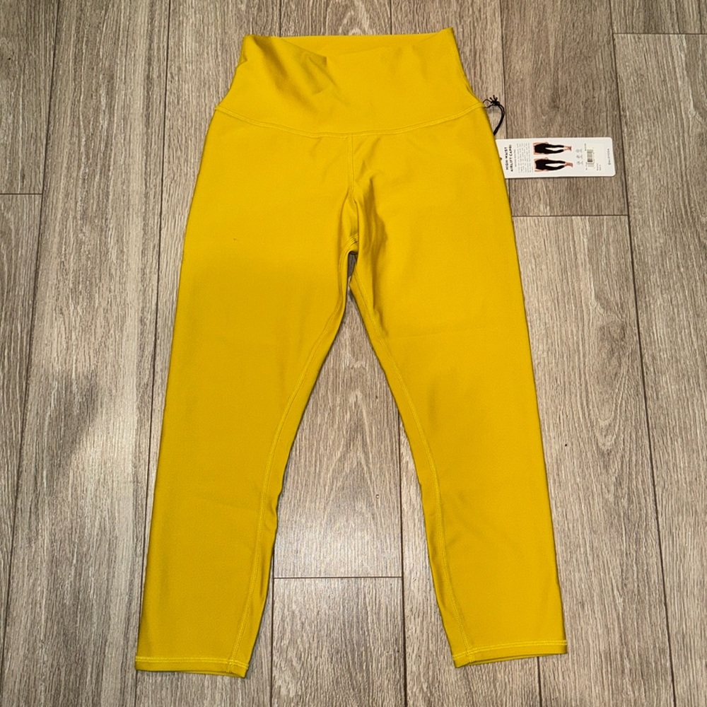 NWT! ALO YOGA airlift high waist capri, size SMALL, color SULPHUR